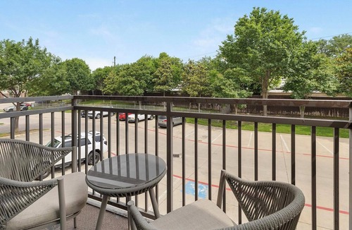 Irving Apartment | Landing | Stylish 2BD, Pool, Clubhouse