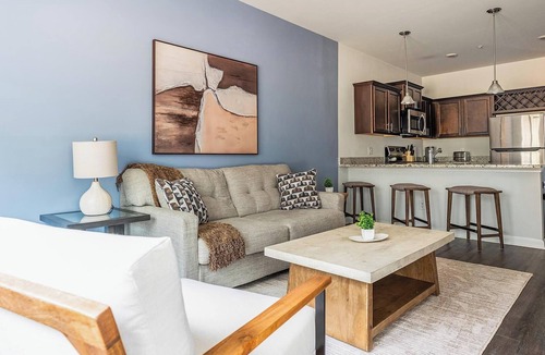 Bloomingdale Apartment | Landing | Stylish 2BD, Pool, Gym