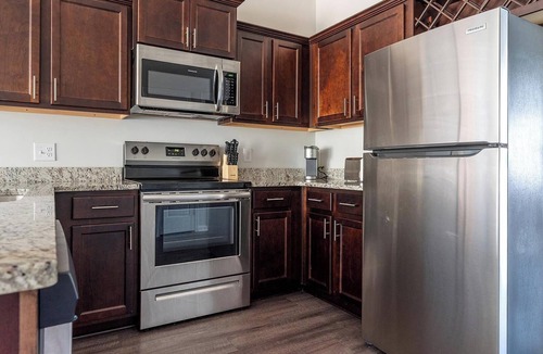 Bloomingdale Apartment | Landing | Stylish 2BD, Pool, Gym