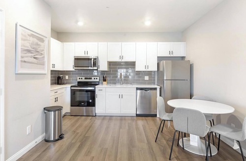 Townsite Apartment | Landing | Stylish 2BD, Rooftop Lounge, Pool