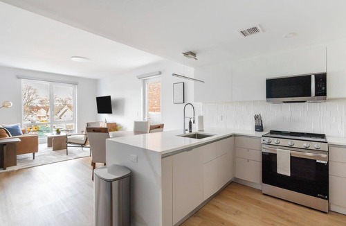 Hackensack Apartment | Landing | Stylish 2BD, Rooftop Lounge, Courtyard
