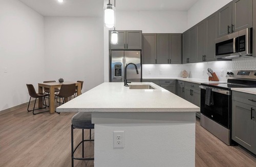 MLK Apartment | Landing | Stylish 2BD, Rooftop Lounge, Gym