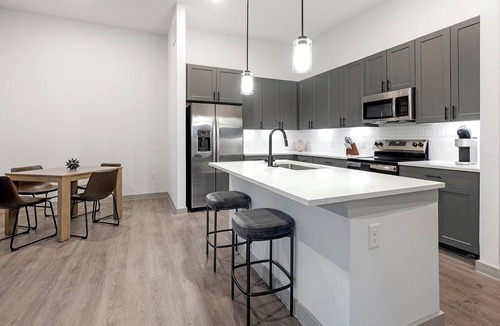 MLK Apartment | Landing | Stylish 2BD, Rooftop Lounge, Gym