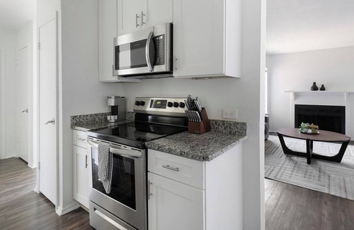 DeSoto Apartment | Landing | Stylish 2BD, Tennis Court, Pool
