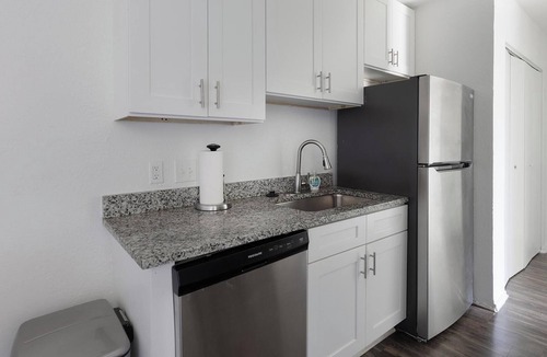 DeSoto Apartment | Landing | Stylish 2BD, Tennis Court, Pool