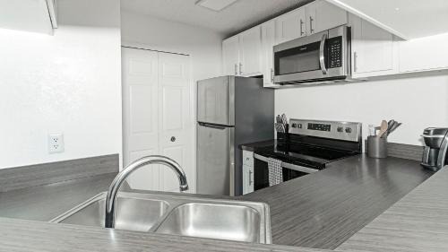 Sunbeam Apartment | Landing Stylish 2BD Gym Courtyard