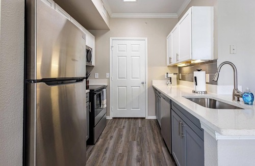 Webster Apartment | Landing | Stylish 2BD, Gym