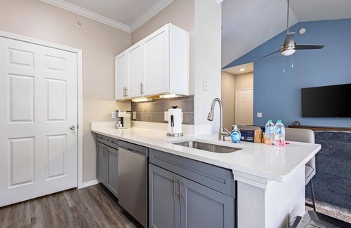 Webster Apartment | Landing | Stylish 2BD, Gym