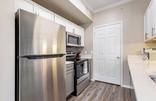 Webster Apartment | Landing | Stylish 2BD, Gym