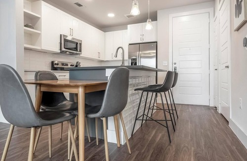Wetmore Apartment | Landing | Stylish 2BD, Pool, Gym