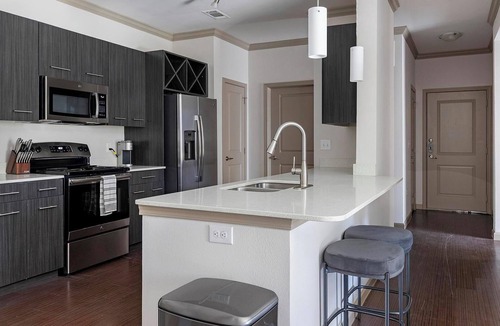 Wetmore Apartment | Landing | Stylish 2BD, Yoga Studio, Gym