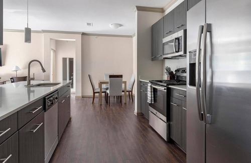 Wetmore Apartment | Landing | Stylish 2BD, Yoga Studio, Gym