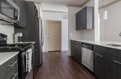 Wetmore Apartment | Landing | Stylish 2BD, Yoga Studio, Gym