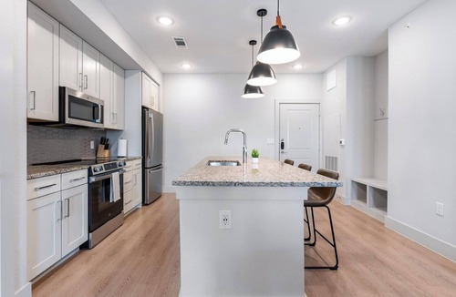San Marcos Apartment | Landing | Stylish 2BD in La Cima