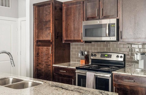 Buda Apartment | Landing | Stylish 2BD, Yoga Studio, Gym