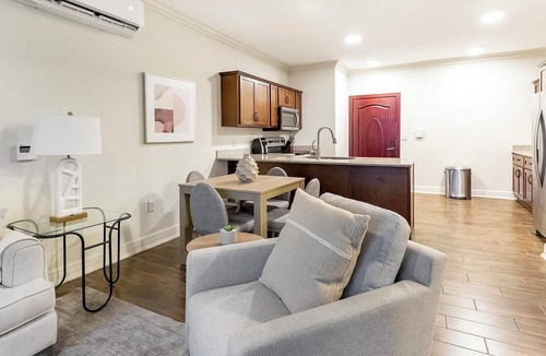 Overland Park Apartment | Landing | Stylish 3BD, Gym, Pool