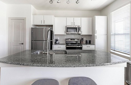 Waller Apartment | Landing | Stylish 3BD, Pool, Gym