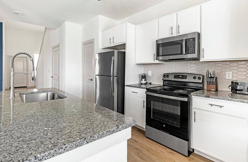 Waller Apartment | Landing | Stylish 3BD, Pool, Gym