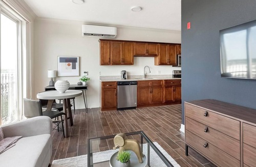 Overland Park Apartment | Landing | Stylish Studio, Pool, Gym