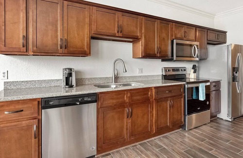 Overland Park Apartment | Landing | Stylish Studio, Pool, Gym