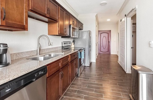 Overland Park Apartment | Landing | Stylish Studio, Pool, Gym