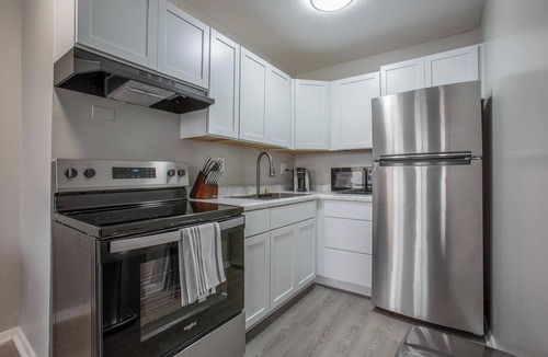 Fort Wayne Apartment | Landing | Stylish Studio, Pool, Gym