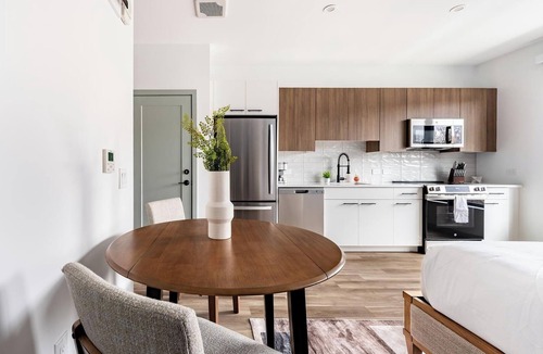 Haverhill Apartment | Landing | Stylish Studio, Pool, Gym