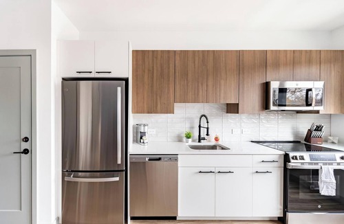 Haverhill Apartment | Landing | Stylish Studio, Pool, Gym