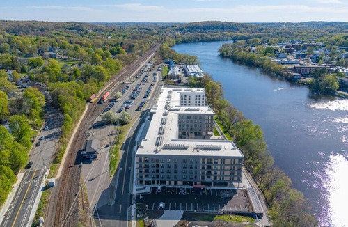 Haverhill Apartment | Landing | Stylish Studio, Pool, Gym