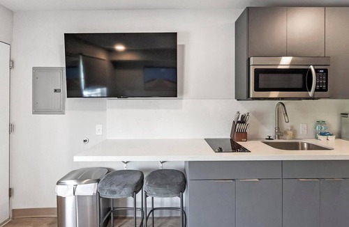 Hermitage Apartment | Landing | Stylish Studio in Downtown Hermitage