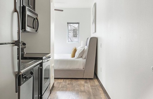 Pearl District Apartment | Landing | Stylish Studio, Courtyard, Gym