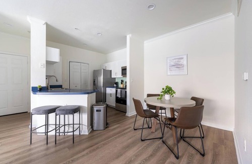 South Side Apartment | Landing | Stylish 1BD, Gym