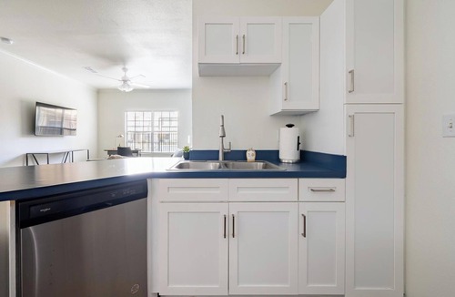 South Side Apartment | Landing | Stylish 1BD, Gym