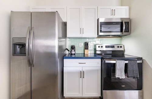 South Side Apartment | Landing | Stylish 1BD, Gym