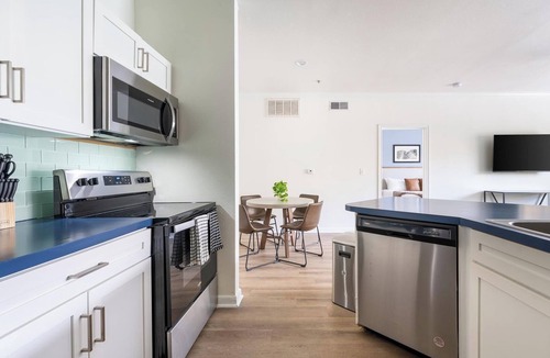 South Side Apartment | Landing | Stylish 1BD, Gym