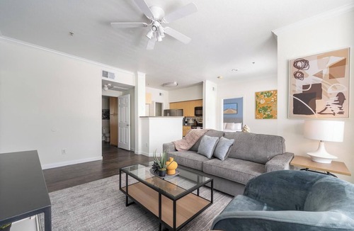 South Side Apartment | Landing | Stylish 2BD, Gym