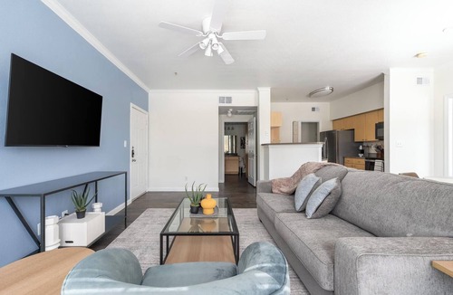South Side Apartment | Landing | Stylish 2BD, Gym