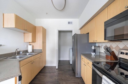 South Side Apartment | Landing | Stylish 2BD, Gym
