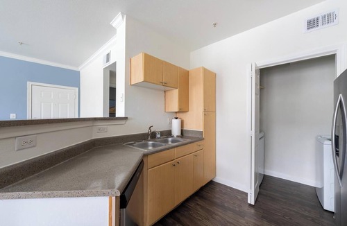 South Side Apartment | Landing | Stylish 2BD, Gym