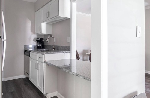 Homewood Apartment | Landing | Stylish 1BD, Gym, Pool