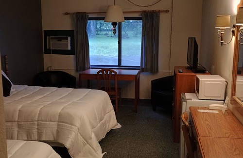 Clintonville Hotel | Landmark Motel