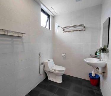 Kampung Bukit Dukong Apartment | Landmark2 Spacious Studio w Wi-Fi Netflix