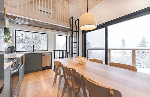 Lac Beauport House | LANDSKAP - Micro Chalet | Spa & Mountain Views near Québec