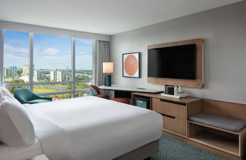 Florida Center Hotel | Landy King | Hotel Landy | Family-Friendly Room in the Heart of Orlando