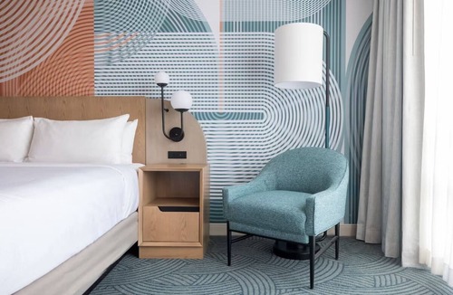 Florida Center Hotel | Landy King | Hotel Landy | Family-Friendly Room in the Heart of Orlando