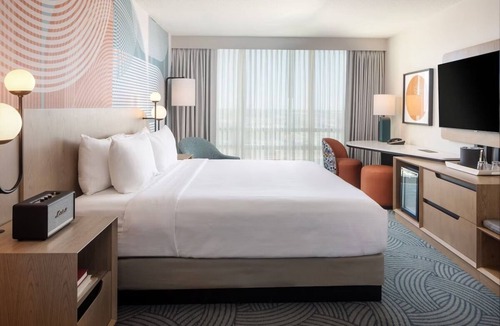 Florida Center Hotel | Landy King | Hotel Landy | Family-Friendly Room in the Heart of Orlando