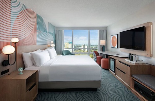 Florida Center Hotel | Landy King | Hotel Landy | Family-Friendly Room in the Heart of Orlando