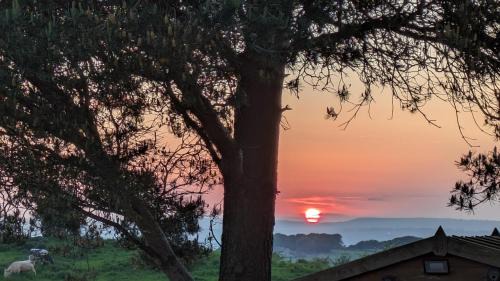 Hepworth House | Lane End Cottage Holmfirth - Panoramic Views, Modernised with offroad parking