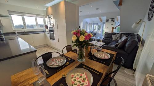 Hepworth House | Lane End Cottage Holmfirth - Panoramic Views, Modernised with offroad parking