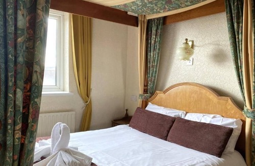 Brighouse Bed & Breakfast | Lane Head Hotel